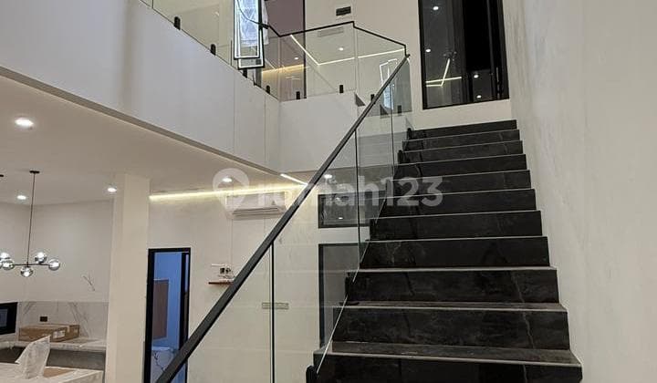 Rumah, 2 Lantai, Dekat Pusat Perbelanjaan, Siap Huni Simpruk Lippo Cikarang