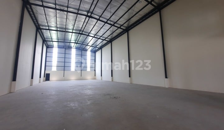 Translation: Rent a Good and Strategic Warehouse in an Industrial Estate with Direct Access to the Lippo Cikarang Jababeka Toll Road