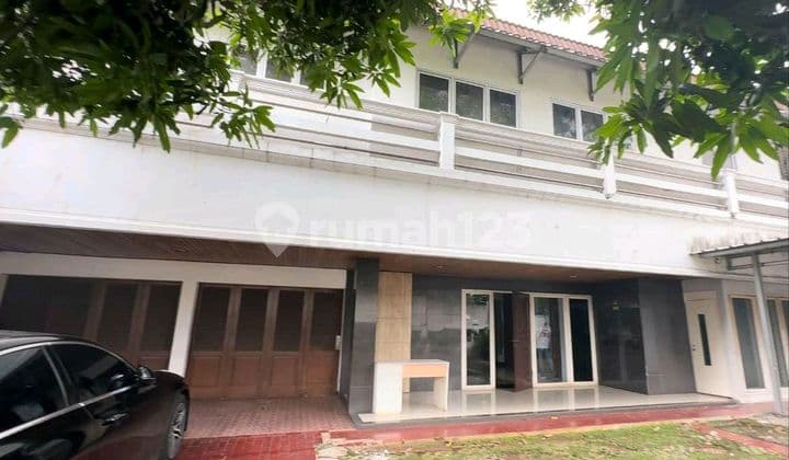 Rumah Luas Dua Lantai Area Komersil Di Senayan