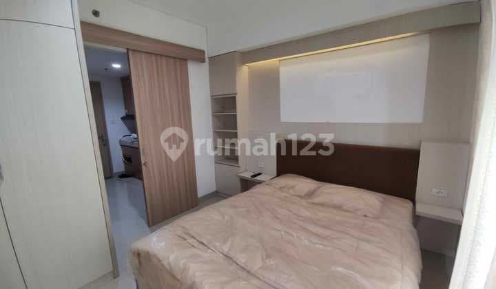 Apartemen Embarcadero Furnished Dekat Akses Tol, Siap Huni Jual Cepat