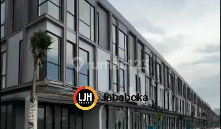Disewakan Ruko Strategis 3 Lantai mempunyai Akses Tangga di Luar, Tanamera Lippo Cikarang