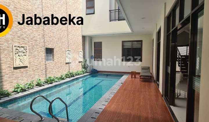 Disewakan Rumah Premium Simpruk Lippo Cikarang 2 Lantai Full Furnished + Kolam Renang