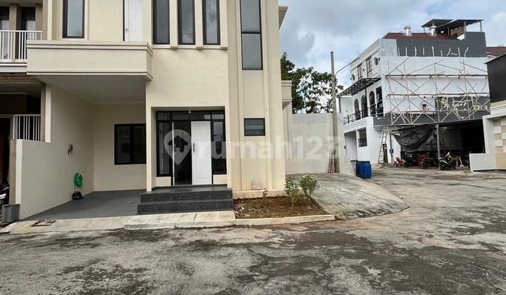 For Sale, Well-Maintained 2-Story Hook House in Griya Panorama Estate Housing Complex.