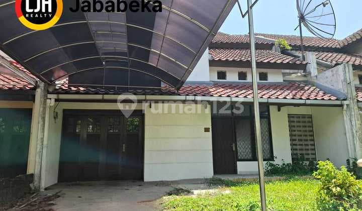 Rumah 2 Lantai di Beverly - Siap Huni, Bonus 4 AC + 4 Tempat Tidur