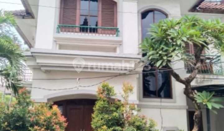 For Rent - Rumah Semi Villa Mewah di Renon, Denpasar. Lokasi Prestisius di Jalan Jayagiri, Hanya Selangkah Dari Lapangan Bajra Sandi, Pusat Kota & Pusat Pemerintahan Denpasar. Hunian Nyaman, Aman, dan Bergaya Villa-Sangat Cocok untuk Ekspatriat, Keluarga,