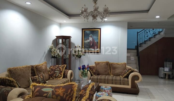 House Near Aeon Mall Cakung Semi-Furnished
