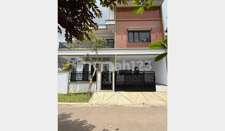 Rumah Baru Posisi Hoek di Kencana Loka BSD, Tangerang Selatan