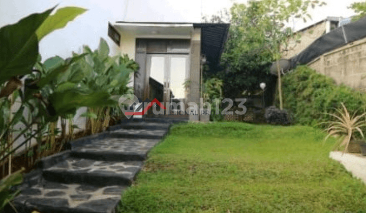 Luxury House, Comfortable and Lush Environment, Ciputat Area, Tangerang Selatan.