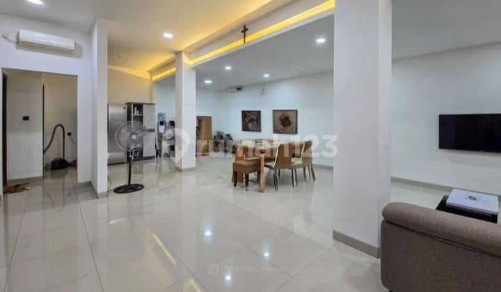 House for Sale in Asia Baru Green Ville, strategic location, land size 114m² (7.6 x 15), building area 200m², 3 floors, corner position, facing northeast, certificate of ownership, semi-furnished, 3+1 bedrooms, 2+1 bathrooms, east-facing, 2-car garage, 7700 watt electricity, free of encumbrances.