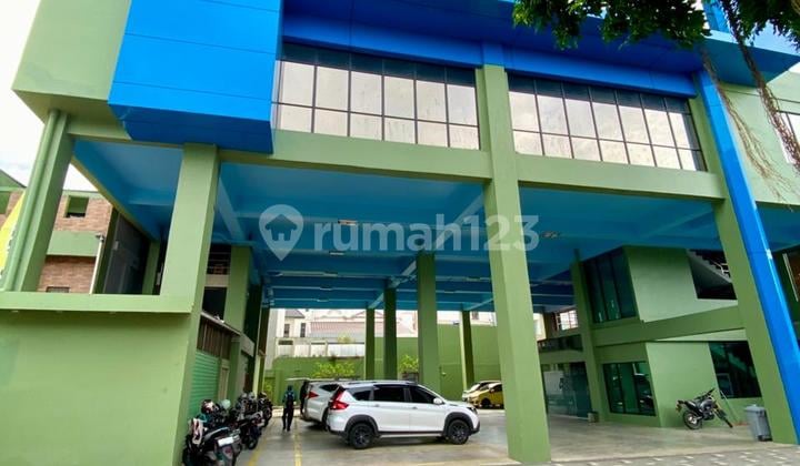 Gedung di Jalan Panjang Sunrise Garden Lt. 780m2 Lb. 600m2 Lt. 1 luas 550m2 Lt. 2 luas 600m2 Lt.3 sudah terisi IPL 25rb/m2/bulan Parkir dibawah gedung kapasitas 24mobil sharing (diluar gedung bisa parkir juga) Harga Sewa per lantai 790jt/thn/lantai