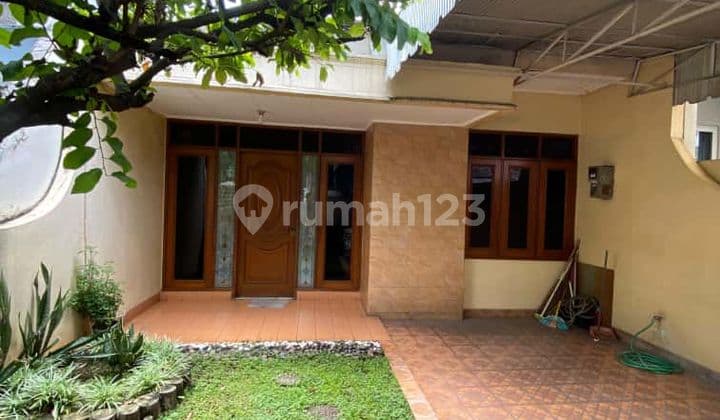 Dijual rumah Intercon, lokasi tenang dan siap bangun Lt = 117 (6x19,5) Kt = 2+1 Km 1+1 Semi furnish Air tanah jernih Listrik 2200 SHM Hadap Selatan Harga : 2,88M