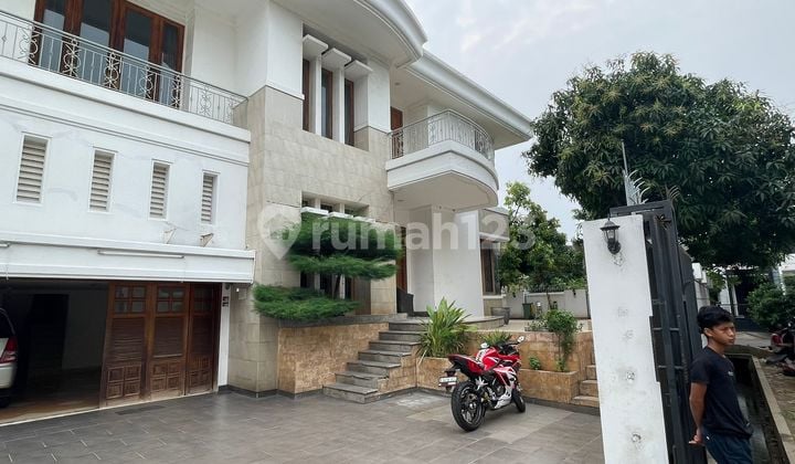 Dijual Murah Rumah Sunrise Garden Jalan Besar Hoek Luas Tanah : 509 (20x25) Luas Bangunan : 550 2 Lantai SHM KT. 5+2 KM. 5+1 Bebas Banjir Hadap Timur & Utara Halaman Luas Bisa KPR Rp. 10,5 Milyar bisa nego sampai deal