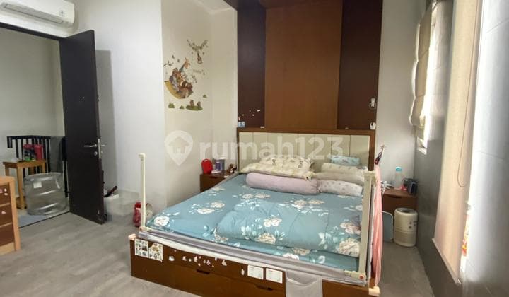 Rumah Dijual di Casajardin Full Furnished LT: 90m2 ( 6 x 15 ) LB: 120 m2 Brp lantai: 2 KT: 4 KM: 3 Dapur: 1 Listrik: 4400 Air: PAM Sertifikat: SHM Carport: 2