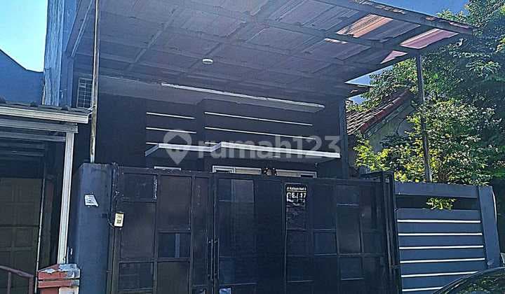 House for Sale!!!
Metland Puri
Size: 6x15 m²
Building area: 120 m²
2½ floors
Bedrooms: 3+1
Bathrooms: 2+1
Water supply: PDAM
Carport: 1 car
Road row: 2 cars
Selling price: 2.5 B (negotiable)
SHM (Freehold Title)