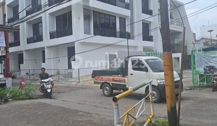 Dijual Ruko Taman Ratu LT 124 M2 (10X12.5) 3.5 Lantai Harga 4.1 M ( yang Huk ) Tengah LT 75M2 (6X12.5) 3.5 Lantai Harga 3.9 M. ( Tengah ) Ujung Kiri LT 75M2 (6X12.5) 3.5 Lantai Harga 3.9M ( Ujung Kiri )