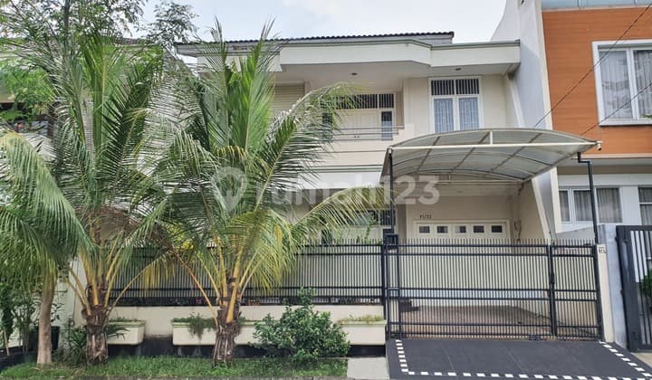 Dijual Puri Indah Ukuran Tanah +/- 10 X 20 = 200 M2 Luas Bangunan +/- 300 M2 Kt/Km : 4+1 Kt/ 3+1 KM Carport 1 Mobil+ Garasi 1 Mobil PLN 5500 W Air Tanah AC 6 Unit Semi Furnished Hadap Timur Tusuk Sate Sertifikat : SHM Harga Jual : 5,9 M Nego