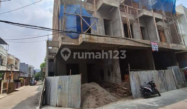 Dijual Rumah Baru. Komplek Taman Ratu Lokasi Strategis *Dekat Mall Ta *Dekat Mall Cp *Dekat Mall Cl *Pusat Kuliner *Universitas Ternama * 4 Unit * Ukuran 5 X 12 = 2 Unit ( Harga 2.390 M ) * Ukuran 6 X 12 = 1 Unit Hook ( Harga 2.890 M ) * Ukuran 4 X 16 =