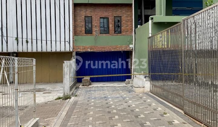 Ruko Disewa di Jalan Panjang Arteri Kedoya dekat Apartemen Wang Lt. 150m (4,5x35) Lb.270m2 /3lt Bebas Banjir Harga 200jt/thn