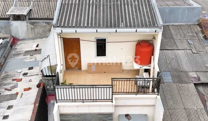 For sale: House in Tanjung Duren, strategic location near Medit Apartment.
Land Area: 5x11=55m²
Building Area: 78m²
Bedrooms: 3
Bathrooms: 3
Floors: 2.5
Road width: 1 car
Title: SHM (Freehold Certificate)
Price: 1.6B IDR