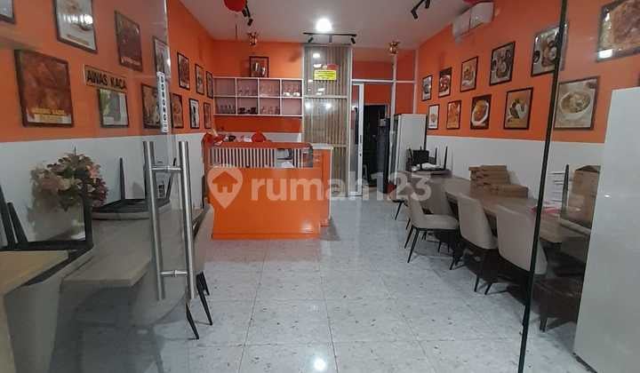 Ruko Mendrisio Gading Serpong Cocok untuk Usaha, Kantor, Klinik, F&B, Investasi Sewa, Dll! Spesifikasi: Ukuran Bangunan: 4,5 X 19 M 3 Lantai Luas Bangunan ± 256,5 M² Ruko Siap Pakai Akses Jalan Lebar & Area Komersial Aktif Harga: 4.9 M