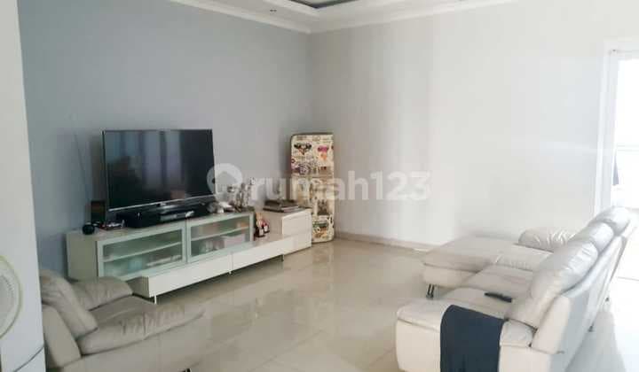 DIJUAL RUMAH CASAJARDIN Uk. 8x18 Luas tanah 144 m2 Luas bangunan 230 m2 2 lantai Full Furnish Kamar Tidur 3 + 1 Kamar Mandi 3 + 1 Listrik 4400 W Air PAM Carport 2 unit Cluster nyaman, tenang dan asri. Bebas Banjir One Gate System SHM Harga 4.5M (nego