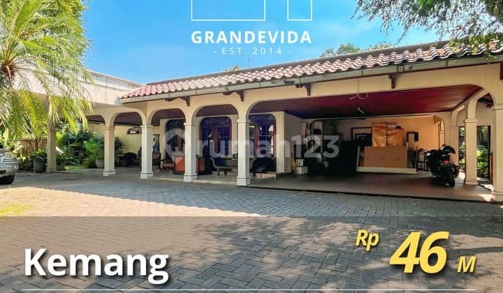 Old House Land Count Large Yard by Main Road Suitable for Business