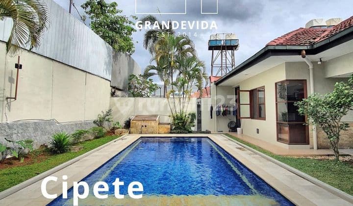 Modern Tropical Home in a Complex Just Steps Away from MRT Station at Teladan Complex