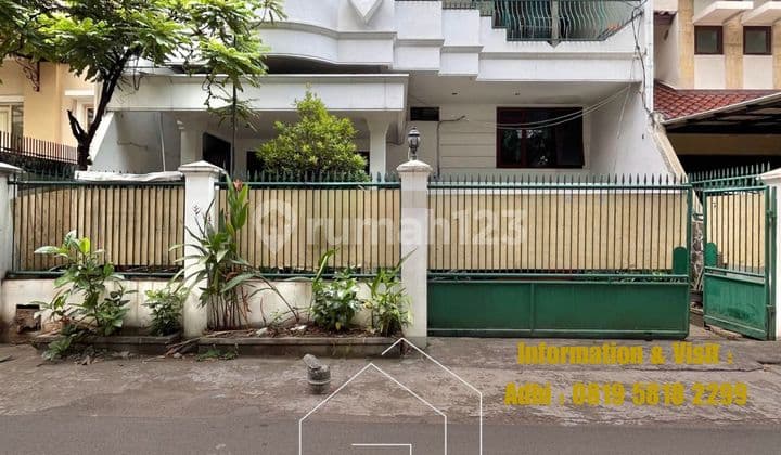 2-Story House in a Very Strategic Location, Suitable for Residence or Coffee Shop in Ciragil, Kebayoran Baru