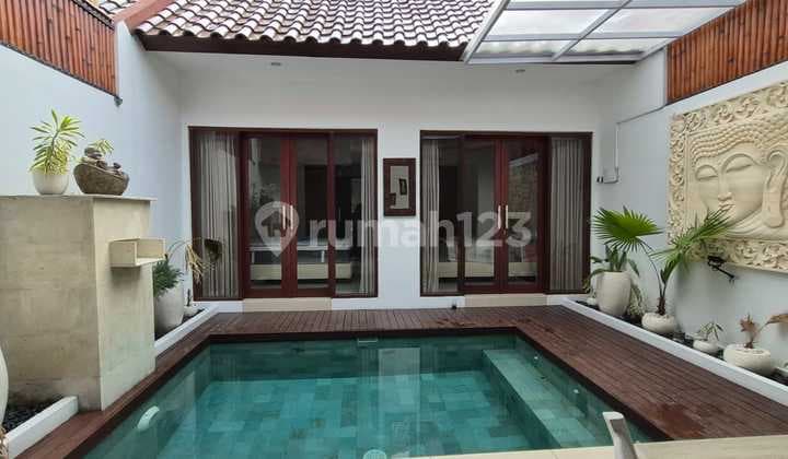 Hak Milik - Villa Menawan Dijual di Kerobokan - Hanya 300m dari Raya Canggu, Bali!