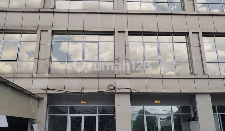 Ruko 3,5 dengan Rooftop lantai siap huni diJalan Duri Kosambi Raya, Jakarta Barat.