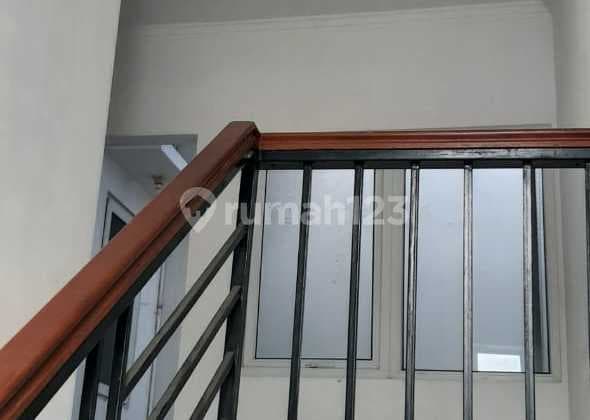House in Golden Palm Residence Ready to Occupy 2.5 Floors, West Jakarta