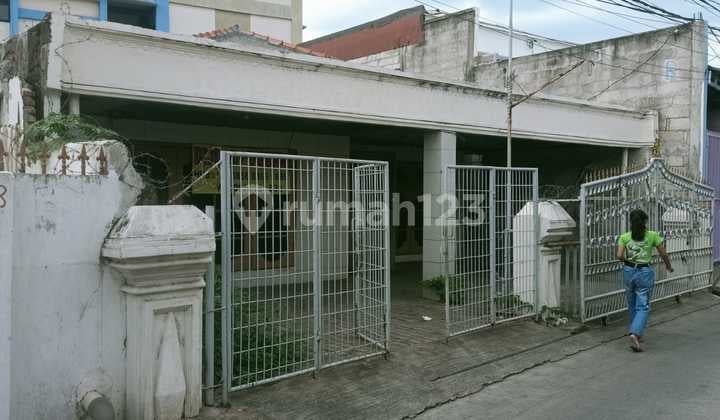 House suitable for use as: Boarding House, Home Industry, Office, Employee Dormitory, Restaurant.