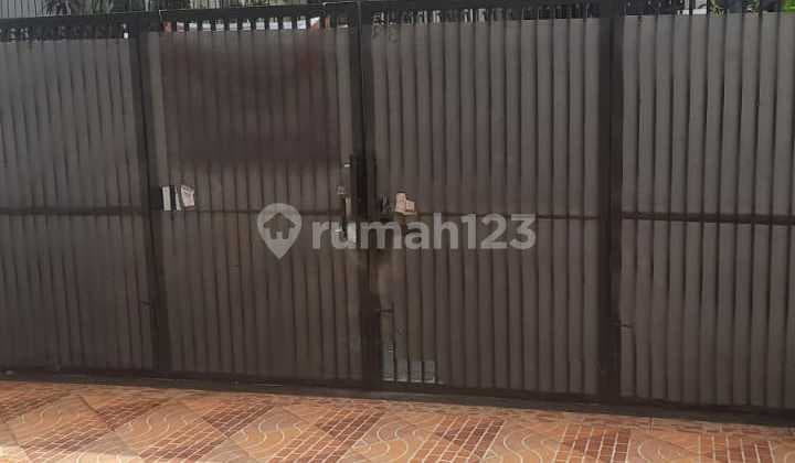 Rumah Bagus Semi Furnished SHM di Tomang, Jakarta Barat