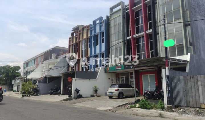 Dijual Ruko 3 Lantai Strategis Dekat Uk Petra Siap Usaha