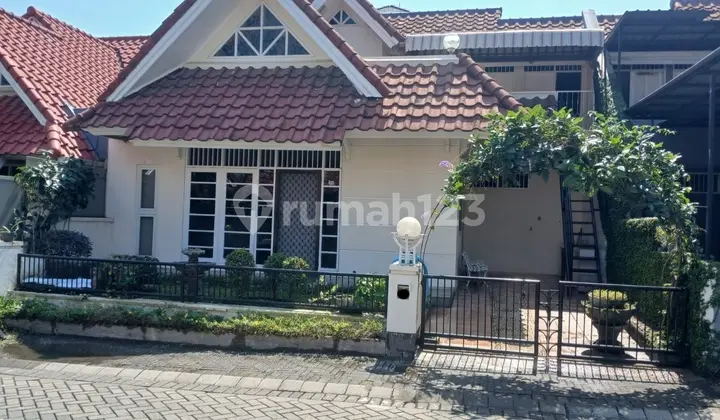 Rumah Nyaman Terawat Di Komersial Area Surabaya Barat Dekat Pusat Perbelanjaan Dan Universitas Favorit