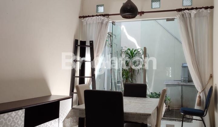 RUMAH 2 LT MODERN FULL FURNISHED LENGKAP DENGAN SIRKULASI BAIK DEKAT DENGAN RAYA MERR, KEPUTIH, MULYOSARI, WONOREJO