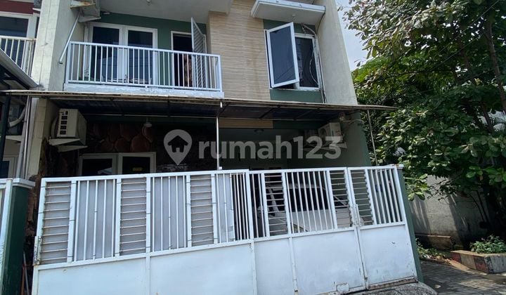 Rumah 2 Lt Terawat dengan Lingkungan Strategis di Jalan Aries Dekat Mall dan Kampus Favorit
