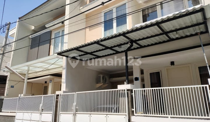 Rumah Siap Huni dengan Lokasi Sangat Strategis Dekat Raya Mulyosari, Minimarket, Mall, dan Kampus Ternama di Surabaya