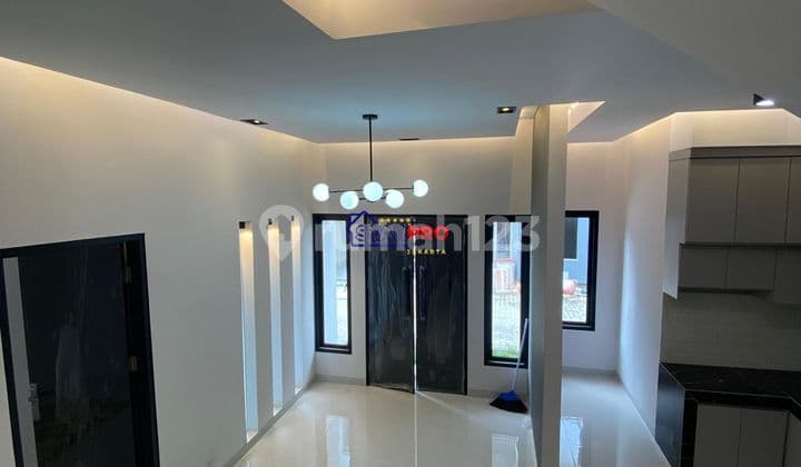 Di Jual Rumah 2 Lantai Full Furnish Lokasi Strategis Bebas Banjir