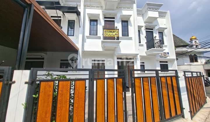 Di Jual Rumah 2 Lantai. Lokasi.strategis di Jagakarsa