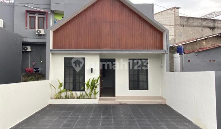 Di Jual Rumah dengan Mezanin Lokasi Strategis di Jagakarsa