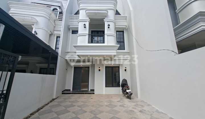 For Sale: 3-Story House Plus Rooftop, Strategic Location in Jagakarsa