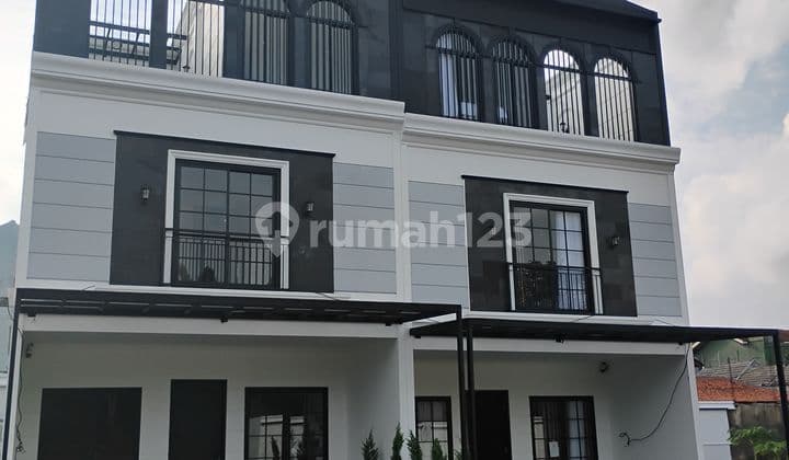 Di Jual Rumah Mewah Lokasi Strategis di Jagakarsa