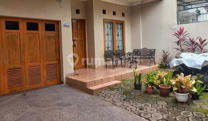 Nice House in Kebun Jeruk 4+1 Bedrooms