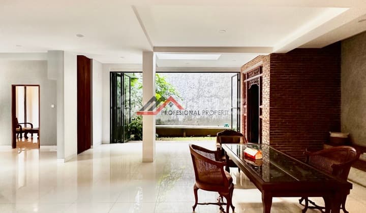 Rumah Desain Industrial Dalam Komplek Besar di Lebak Bulus, Jakarta Selatan