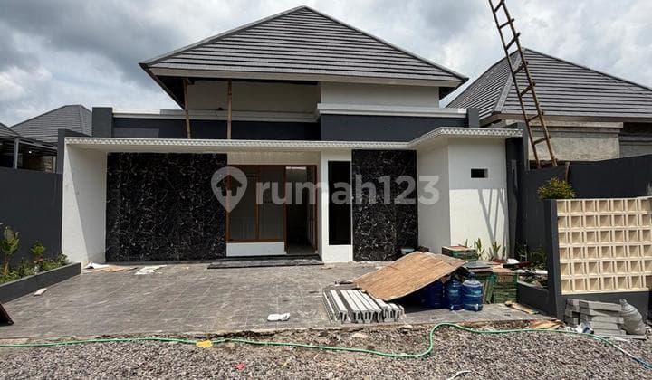 Very Cheap‼️ Modern Limasan Luxury House Hook Unit with Extensive Land and Comfortable Layout on Jalan Kaliurang Km 13 Ngemplak Sleman