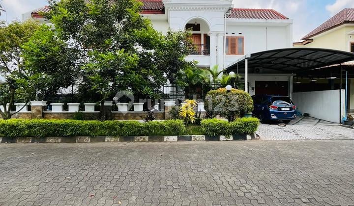 Special.!!! A Majestic 2-Story Luxury House Fully Furnished with Private Pool in an Elite Housing Complex Near Masjid Suciati, Jalan Gito Gati