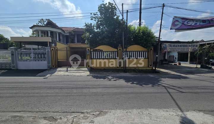 Rumah Dengan Nuansa Kayu Jati Dekat Jalan Adi Sucipto Karangasem di Baturan Colomadu Solo