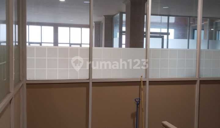 Disewakan Ruko Gandeng (3 Jadi 1) di Latumenten, Grogol Luas Tanah. 274 M2 LB 660M 5 LT : 4 LT Full Bangunan, LT 5 Dak+ Kamar Karyawan Cocok Utk Showroom, Gym, Minimarket, Perkantoran Hadap Timur Parkiran 7,5 M X 13,5 (Teras) Sewa 550Jt/ Tahun