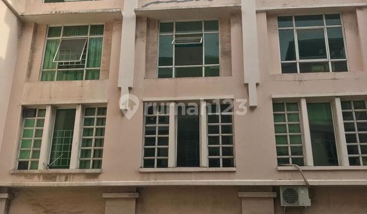 Dijual Ruko di Mangga Dua Square Gunung Sahari Ancol Jakut Lantai 4 1/2 Lantai Luas Tanah 68 M2 Dimensi 4,5 X 15 M2 Luas Bangunan 270 M2 Hadap Utara Sertifikat HGB Dekat Ancol 1 KM, Samsat 200M, Stasiun Kreta 200M, Halte Busway 50M Harga 6,5 M Nego